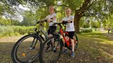 Lars en Sem fietsen voor hun twee opa's die te maken hebben met Parkinson.