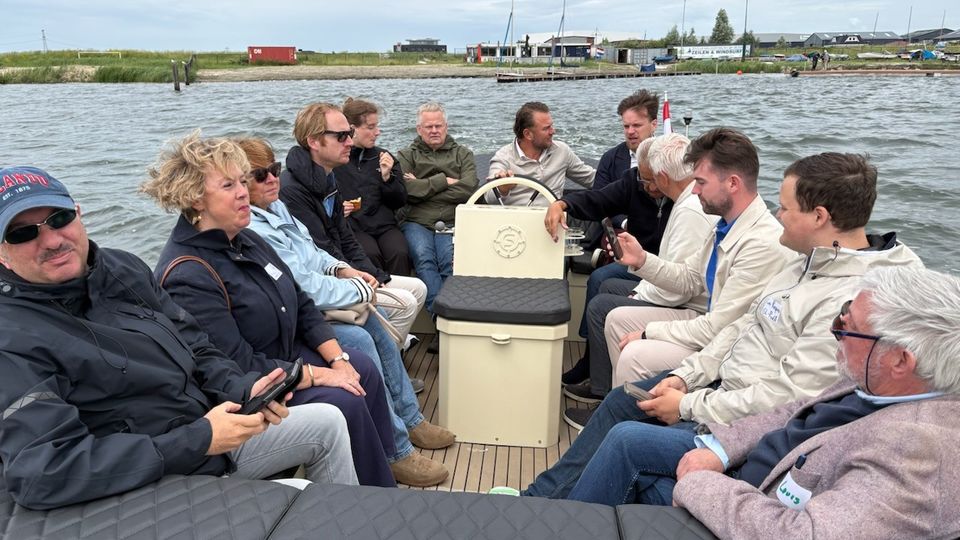 Gemeenteraad bezoekt watersport&shy;verenigingen Binnenschelde om te praten over toekomst