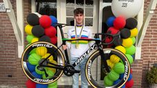 Delano Heeren (16) met zijn regenboog trui en fiets.