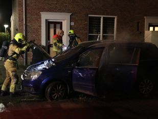 Vermoedelijke brand&shy;stichting bij felle autobrand in Roosendaal