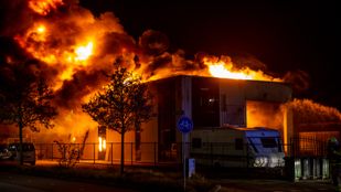 Uitslaande brand verwoest bedrijfsloods in Roosendaal