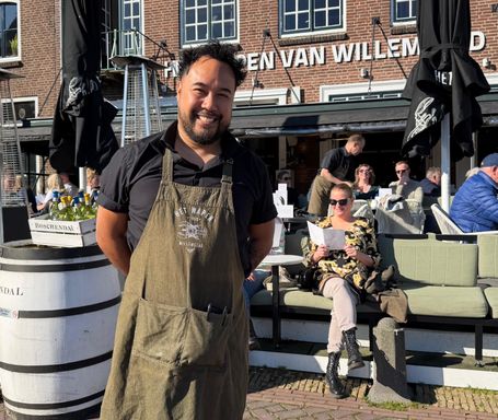 Voor één dag zet Dao de Fretes zijn terras buiten.