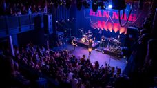 Zangeres Hannah Mae tijdens haar optreden voor het vijftienjarige jubileum van Gebouw-T.