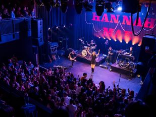 Zangeres Hannah Mae tijdens haar optreden voor het vijftienjarige jubileum van Gebouw-T.