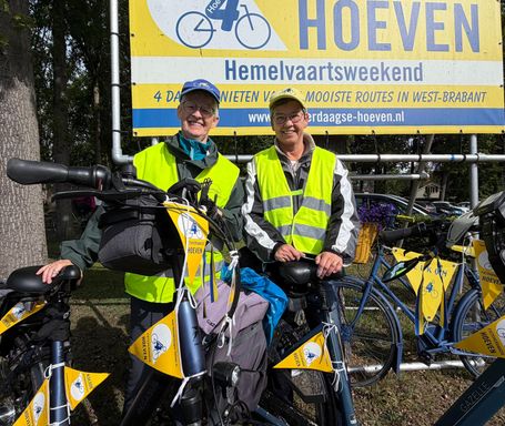 De zussen Mathijssen samen tijdens de Hoevense Fietsvierdaagse.