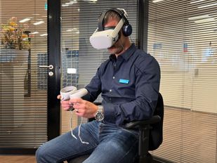 Ondernemer Jefferey Pollemans met de VR-bril op.