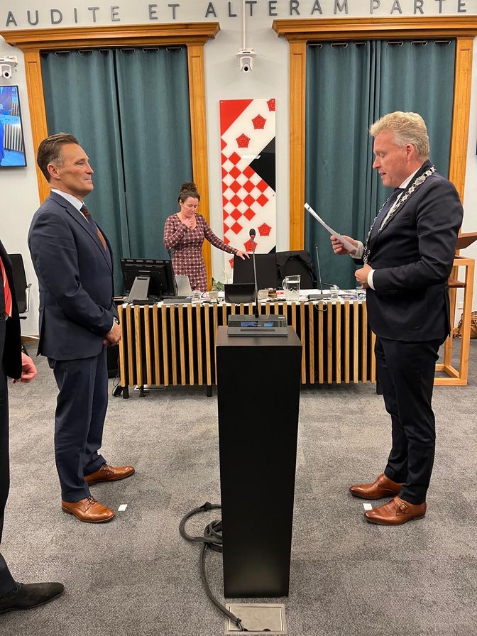Benoeming wethouder Robin Heij (VVD) door burgemeester Mark Buijs. Foto: griffie gemeente Roosendaal