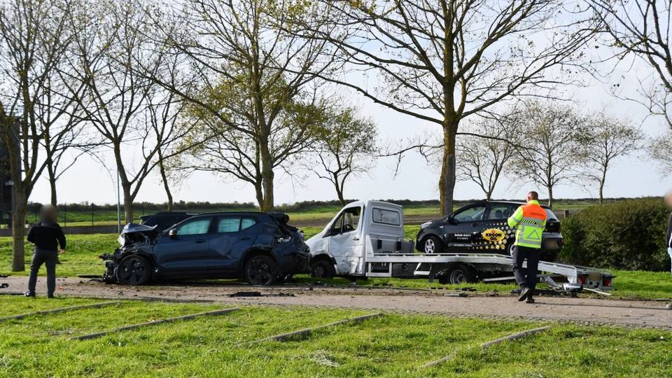 Automobilist veroorzaakt ravage op Oesterdam bij Tholen