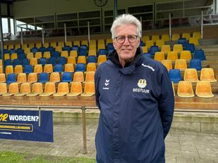 Voorzitter van voetbalvereniging Internos Albert Reijlink voor de tribune die grenst aan het hoofdveld.