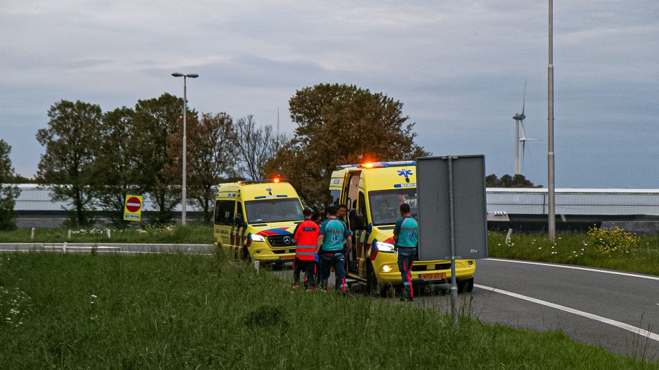 Traumahelikopter landt langs snelweg voor medische noodsituatie