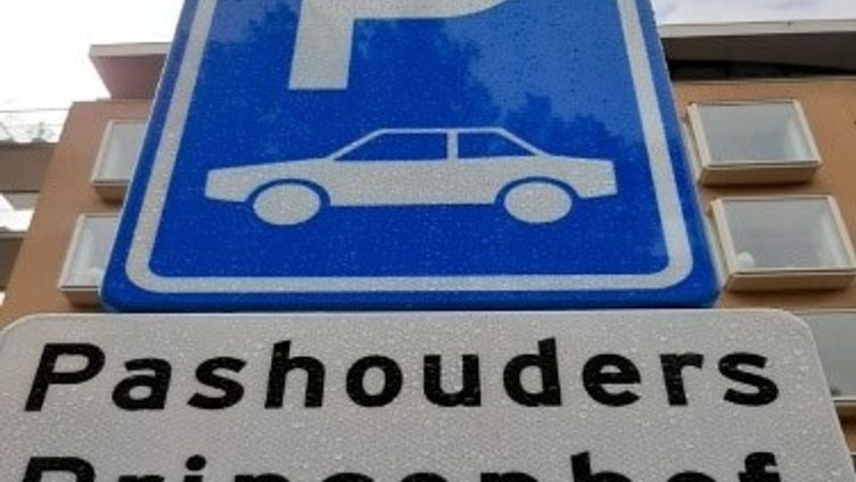 Close-up van blauw verkeersbord met witte letter P en witte auto en daaronder wit bordje met in zwarte letters Pashouders Prinsenhof
