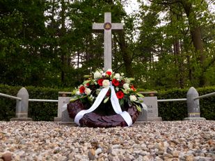 Indrukwekkende Dodenherdenking bij het oudste oorlogs&shy;monument van Nederland