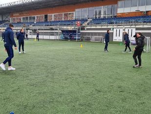 Sportstudenten houden een voetbaltraining