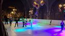 Kerk in Noordhoek omgetoverd tot winterfestijn met schaatsbaan, kerstmarkt en lekkernijen