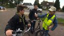 Schoolgaande jeugd krijgt fietslampje om zichtbaarheid te vergroten