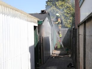 Schuurbrand in tuin in Roosendaal, werkzaamheden mogelijk oorzaak