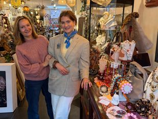 Noëlle samen met haar moeder Mieke in de winkel in Bergen op Zoom.