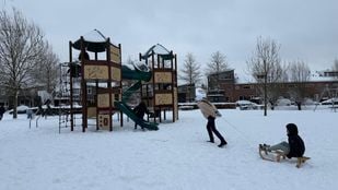 De kinderen in Etten-Leur genieten in de sneeuw.