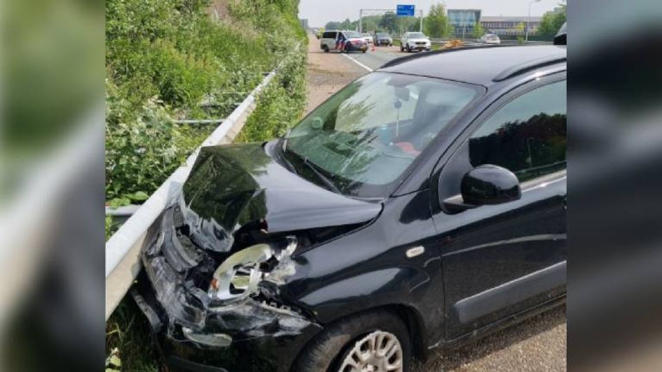 Bijrijder trekt aan handrem auto op A58