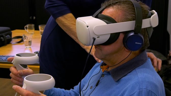 Een Albert Heijn medewerker kruipt met behulp van de VR-bril in het hoofd van iemand met dementie.