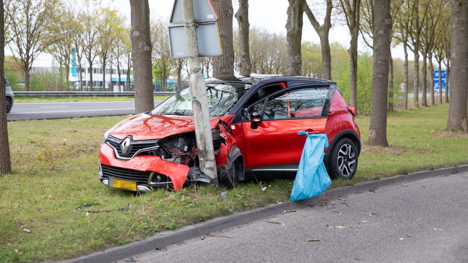 Auto botst tegen lantaarnpaal, bestuurder zwaar&shy;gewond