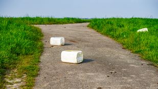 gedumpte vaten Tholen