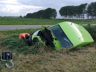 Bus belandt in sloot na ongeval in Sint-Annaland
