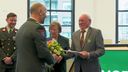 Anton Lokers ontvangt Nieuw-Guinea Herinneringskruis