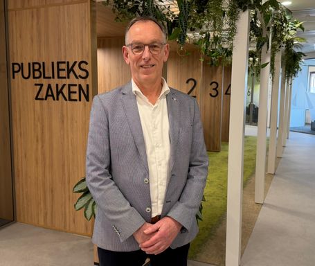Wethouder René Verwijmeren in het vernieuwde gemeentehuis van Etten-Leur.
