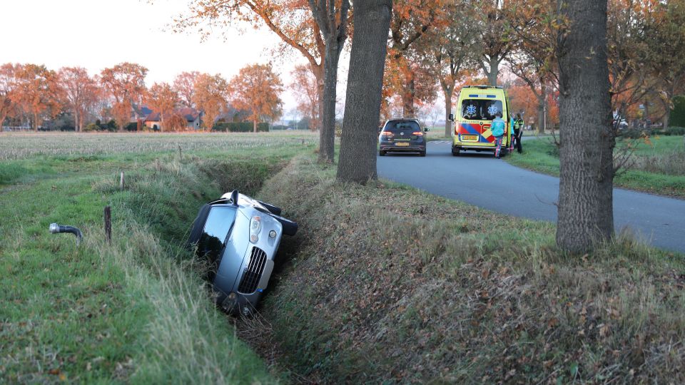 Auto sloot Oudlandweg Oudenbosch