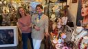 Noëlle samen met haar moeder Mieke in de winkel in Bergen op Zoom.