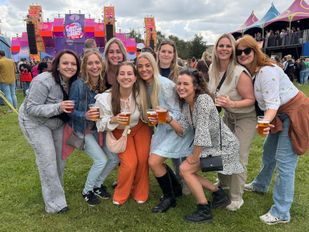 De vriendinnen groep had het goed naar hun zin bij Just Dance Outdoor in Etten-Leur.
