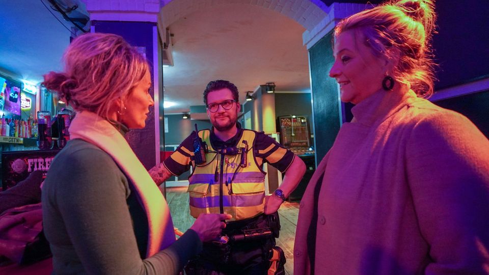 Wijkagent Michael Verdult in gesprek met ouders tijdens de Happy ouders Kroegentoch | Foto: Vincent Krijtenburg