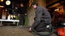 De confetti wordt van de grond gezogen in De Kompaen.