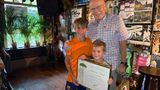 Anton van Dorst na ontvangst van Gouden Moeierboom
