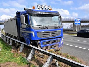 De vrachtwagen was geladen met zand | Foto: Tom van der Put