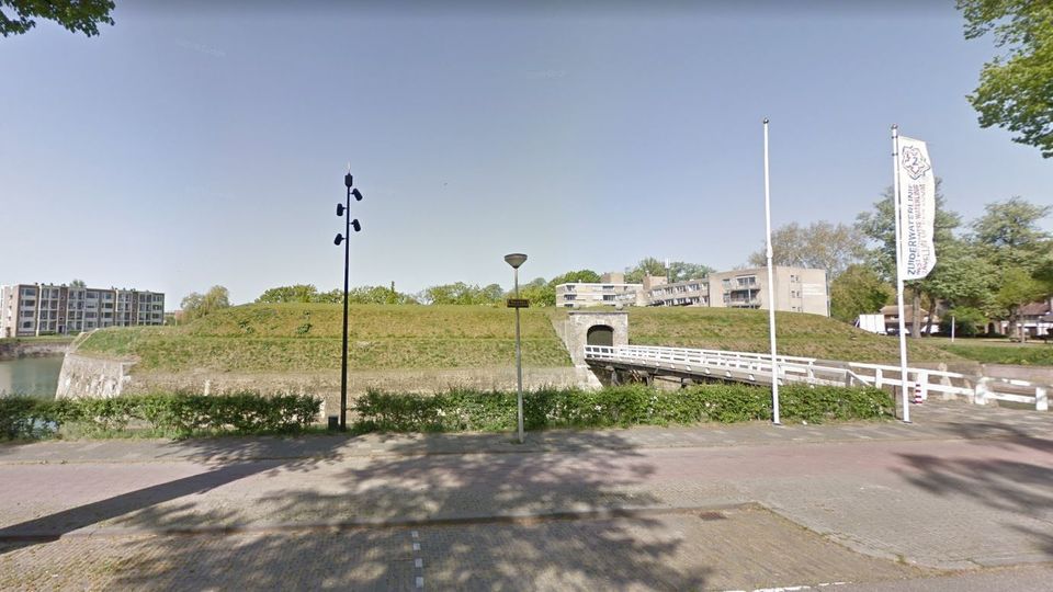 Deel vestingwerk Het Ravelijn en de loopbrug er naar toe, gezien vanaf de straat