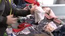 Close-up van handen die kleding sorteren voor recycling