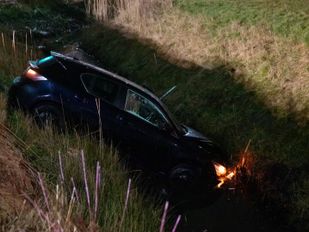 Automobilist belandt in sloot na rit over rotonde in Klundert