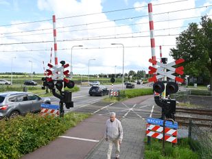 De spoorwegovergang die het wegverkeer tussen Etten en Leur veelvuldig doet stokken. Foto Perry Roovers