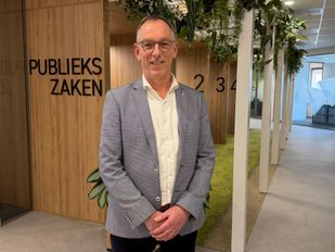 Wethouder René Verwijmeren in het vernieuwde gemeentehuis van Etten-Leur.