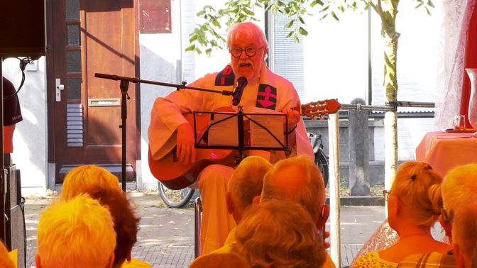 Tijdens de mis, pakt de pastoor zelfs zijn gitaar erbij.