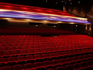 De grote zaal in schouwburg De Kring
