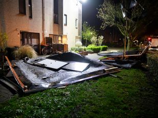 Harde wind rukt dak van huizen aan Kastanjeberg in Roosendaal