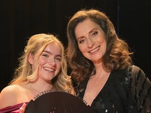 Maud van de Sanden wint Talent Award van Pia Douwes: &#8216;Haar zien we terug in het professionele vak!&#8217;