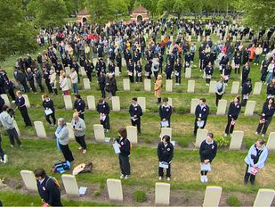 1000 Canadezen studenten op War Cemetery Bergen op Zoom