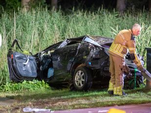 Auto rijdt van viaduct Steenbergen