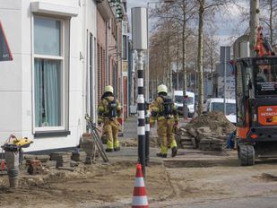 Brandweermensen controleren gaslek bij wegwerkzaamheden