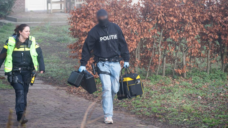 Politie onderzoekt mogelijke gevaarlijke stoffen in pand in Langeweg