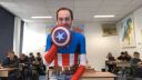 Youri staat als Captain America voor de klas: &#8216;Het pakje zit wel wat strak&#8217;